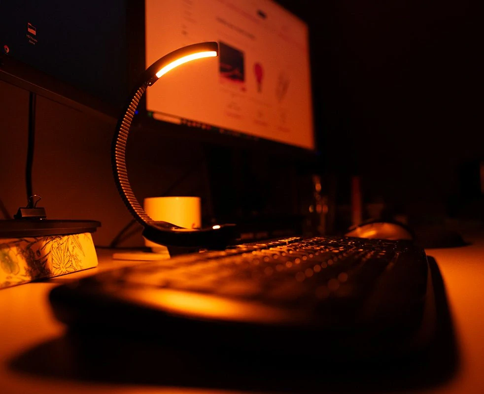 LED lampa na čtení ORANŽOVKA bez modrého světla – stmívatelná | bílá